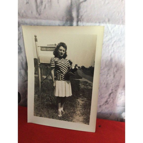 Vintage Pin Up Photo Pretty Girl 1950’s Saddle Shoe Girl B&W Photo Snapshot 5” x - Picture 2 of 10